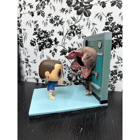 Funko POP! Movie Moments: ST - Eleven & Demogorgon Figure Bookend - Picture 2 of 4